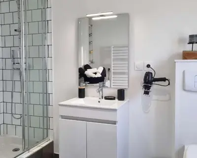 Salle de bains dans l'établissement Le Rethel