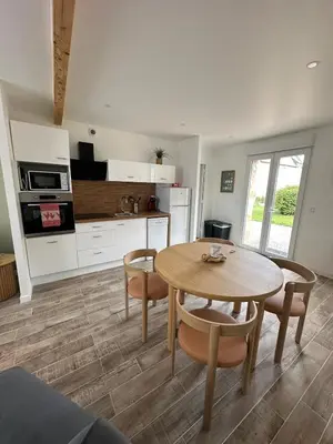 Cuisine ou kitchenette dans l'établissement Le Clos de Baron sur Odon, un havre de paix.