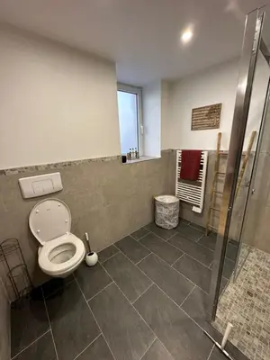 Salle de bains dans l'établissement Le Clos de Baron sur Odon, un havre de paix.