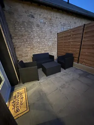 Coin salon dans l'établissement Le Clos de Baron sur Odon, un havre de paix.