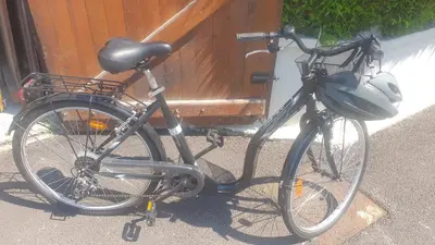 Vélo sur le terrain de l'établissement Maison, jardin, barbecue et vélo classé 3 étoiles ou dans les environs