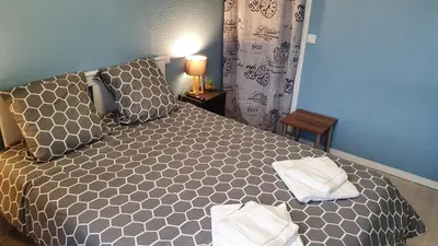 Un ou plusieurs lits dans un hébergement de l'établissement Maison, jardin, barbecue et vélo classé 3 étoiles