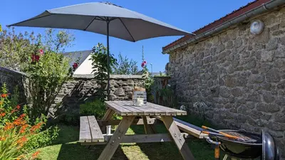 Jardin de l'établissement La Glycine, maison normande proche de la mer et des lieux touristiques