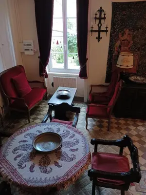 Coin salon dans l'établissement Le Presbytère, Cotentin, Val de Saire, Fermanville, proximité immédiate mer et forêt