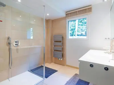 Salle de bains dans l'établissement Holiday Home l'Agon by Interhome