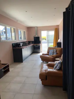 Cuisine ou kitchenette dans l'établissement La Poupe, F3 avec terrasse à 60m de la plage