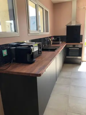 Cuisine ou kitchenette dans l'établissement La Poupe, F3 avec terrasse à 60m de la plage