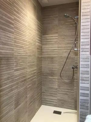 Salle de bains dans l'établissement La Poupe, F3 avec terrasse à 60m de la plage