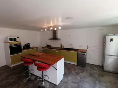 Cuisine ou kitchenette dans l'établissement Maison renovee en pierres séjour spacieux avec jardin et terrasse aménagée près Omaha beach & Bayeux à 5mn de la mer tous commerces