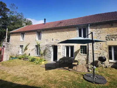 Jardin de l'établissement Maison renovee en pierres séjour spacieux avec jardin et terrasse aménagée près Omaha beach & Bayeux à 5mn de la mer tous commerces