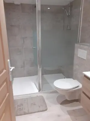 Salle de bains dans l'établissement Gite des falaises de Longues 8personnes