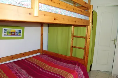 Un ou plusieurs lits dans un hébergement de l'établissement Appartement cosy à Montmartin 27m² avec piscine partagée