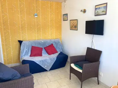 Coin salon dans l'établissement Appartement cosy à Montmartin 27m² avec piscine partagée