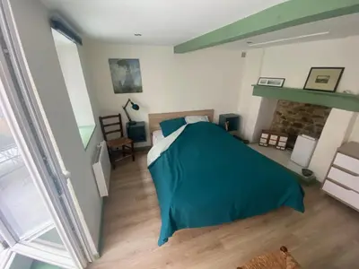 Un ou plusieurs lits dans un hébergement de l'établissement MAISONNETTE de charme avec cour privative Haute-Ville GRANVILLE