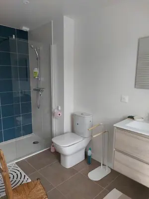 Salle de bains dans l'établissement Le Herpin Cancale