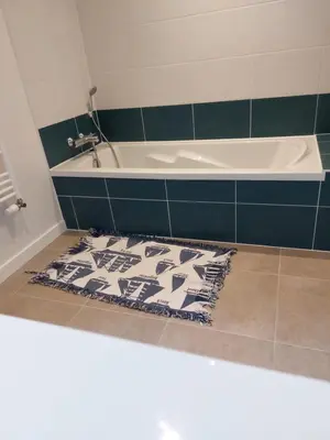 Salle de bains dans l'établissement Le Herpin Cancale