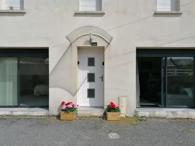 Façade ou entrée de l'établissement Les mouettes Apt duplex indépendant dans maison spacieux petite vue sur mer des chambres belle terrasse aménagée en hauteur près Omaha Beach et Bayeux 800 m plage et 300 m superette