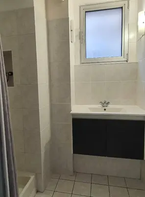 Salle de bains dans l'établissement Appartement au n°1 centre d'Avranches