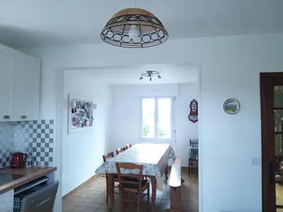 Cuisine ou kitchenette dans l'établissement Grande maison de 4 chambres, 9 couchages proche du Mont Saint Michel