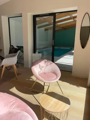 Un ou plusieurs lits dans un hébergement de l'établissement Villa La Luciole Piscine interieure
