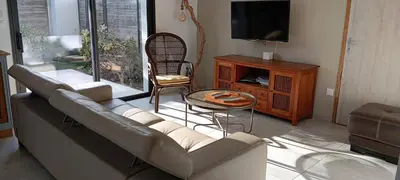 Télévision ou salle de divertissement dans l'établissement Bleu Soleil