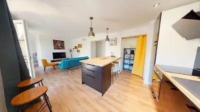 Télévision ou salle de divertissement dans l'établissement Superbe appartement au cœur du centre ville