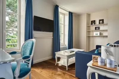 Télévision ou salle de divertissement dans l'établissement Les Maisons de Tatihou, The Originals Relais