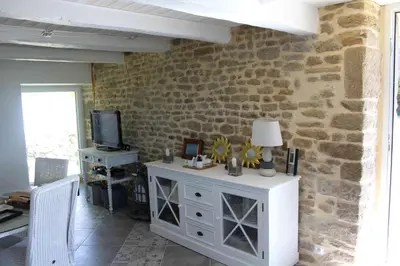 Télévision ou salle de divertissement dans l'établissement Mellé gîte à la campagne proche du Mont Saint Michel