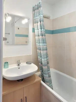Salle de bains dans l'établissement Duplex 2 pièces Port Cabourg - 2 à 4 personnes - Terrasse - Vue Port - Proche Plage