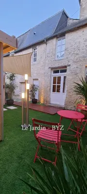 Jardin de l'établissement Bayeuzen Le Jardin - Nuit Romantique et Spa Privatif Bayeux