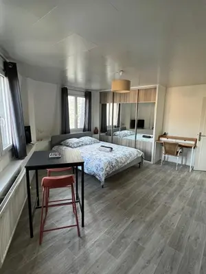 Un ou plusieurs lits dans un hébergement de l'établissement Le Stud' Joli appartement lumineux en plein centre ville