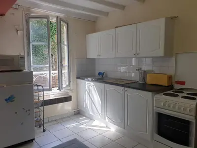 Cuisine ou kitchenette dans l'établissement Saint Cyr du Bailleul - Maison