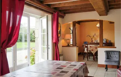 Coin salon dans l'établissement 4 Bedroom Pet Friendly Home In Portbail