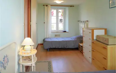Un ou plusieurs lits dans un hébergement de l'établissement 4 Bedroom Pet Friendly Home In Portbail