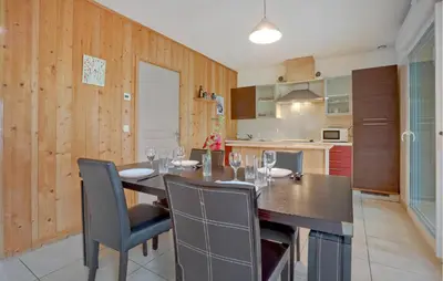 Cuisine ou kitchenette dans l'établissement Nice Home In Créances With Wifi