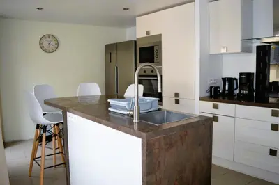 Cuisine ou kitchenette dans l'établissement Halte Lutine - Maison chaleureuse en pierres