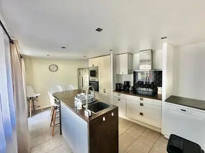 Cuisine ou kitchenette dans l'établissement Halte Lutine - Maison chaleureuse en pierres