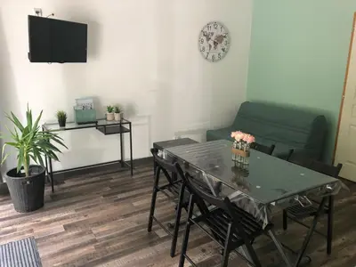 Télévision ou salle de divertissement dans l'établissement Le gîte de l'Ajon