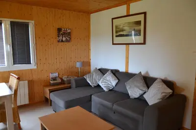 Coin salon dans l'établissement Beautiful lake view 3 bedroom chalet.