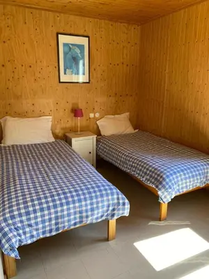 Un ou plusieurs lits dans un hébergement de l'établissement Beautiful lake view 3 bedroom chalet.