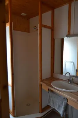 Salle de bains dans l'établissement Beautiful lake view 3 bedroom chalet.