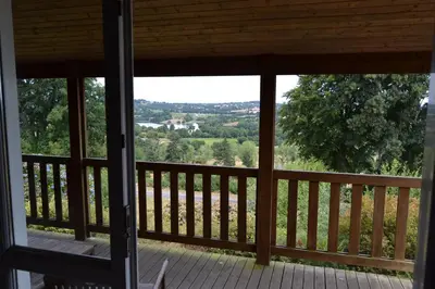 Balcon ou terrasse dans l'établissement Beautiful lake view 3 bedroom chalet.