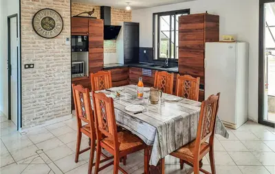Cuisine ou kitchenette dans l'établissement 2 Bedroom Stunning Home In Bacilly