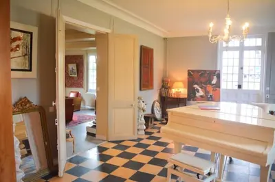 Coin salon dans l'établissement Manoir Normand au cœur d’un Domaine Equestre