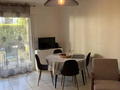 Télévision ou salle de divertissement dans l'établissement Appartement T2 avec Jardin, Proche Plage et Centre, Parking Privé, Animaux Acceptés, Wi-Fi Gratuit - FR-1-487-342