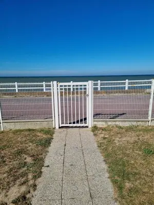 Vue générale sur la mer ou vue sur la mer prise depuis l'appartement