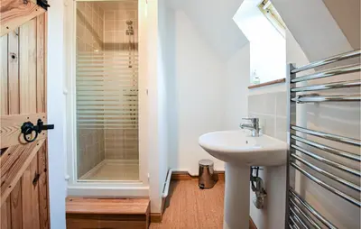 Salle de bains dans l'établissement Lovely Home In Vire Normandie With Wifi