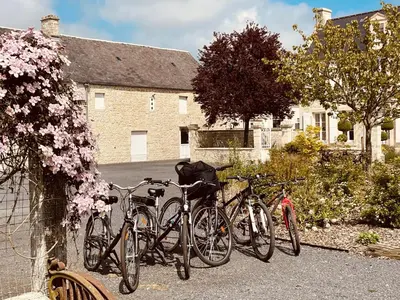 Vélo sur le terrain de l'établissement Aurefees ou dans les environs