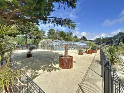 Jardin de l'établissement Chalet de standing à Jullouville - 6 couchages, piscine chauffée, proche plage et commerces, Wi-Fi gratuit - FR-1-361-449