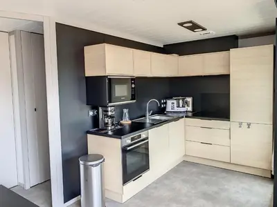 Cuisine ou kitchenette dans l'établissement Chalet de standing à Jullouville - 6 couchages, piscine chauffée, proche plage et commerces, Wi-Fi gratuit - FR-1-361-449